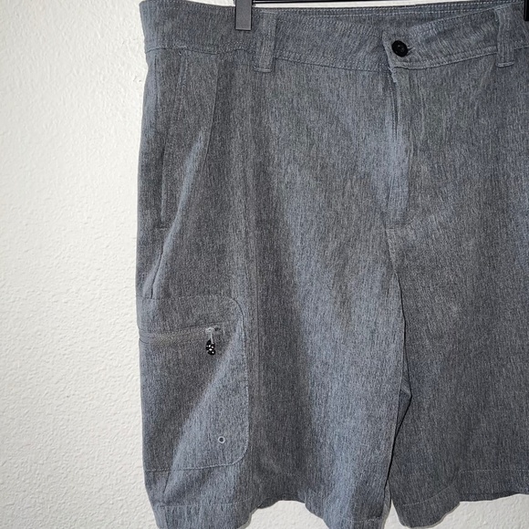 Men's Magellan Outdoors Gray Fish Gear Water Repellant Shorts size 42 Waist - Picture 2 of 4